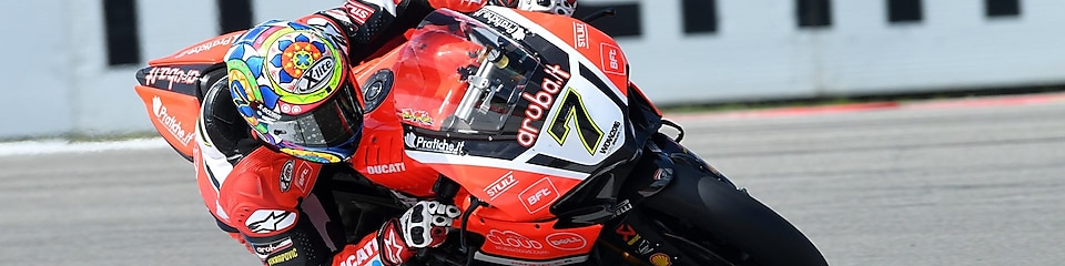 Pilote Ducati sur une superbike pendant une course de championnat du monde de Superbike