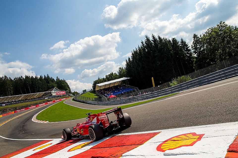L'Allemand Sebastian Vettel est au volant d'une Ferrari pendant l'entraînement pour le Grand Prix de Formule&nbsp;1 de Belgique au circuit de Spa-Francorchamps.