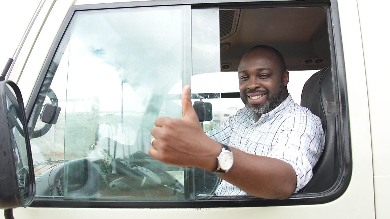 chauffeur routier conduisant sur une route vide