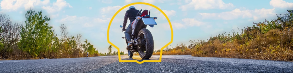Un motard sur son engin