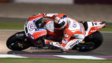 Motard Ducati conduisant une moto