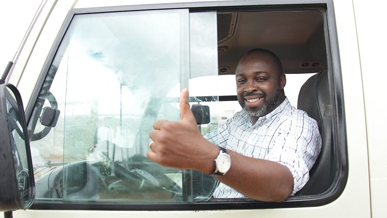 chauffeur routier conduisant sur une route vide