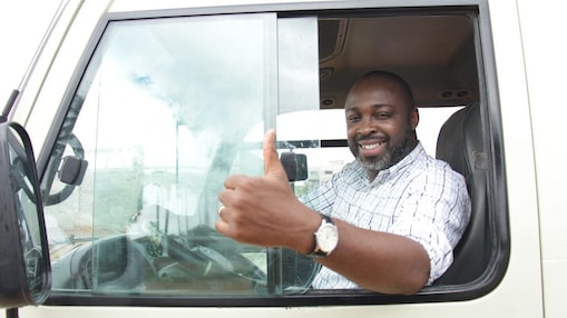 chauffeur routier conduisant sur une route vide