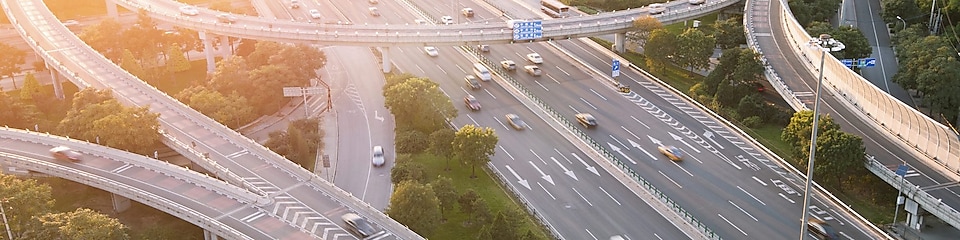 Voitures circulant sur une infrastructure d'autoroute complexe et entremêlée